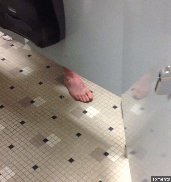 Menschen gehen barfuß auf öffentliche Toiletten.