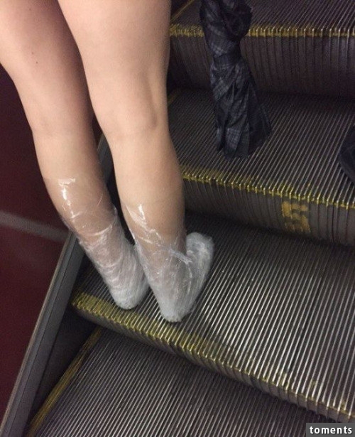 Menschen tragen Tesafilm statt Schuhe.