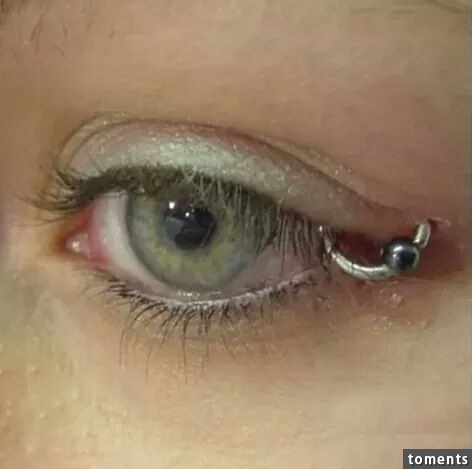 Menschen piercen ihre Augenlider.
