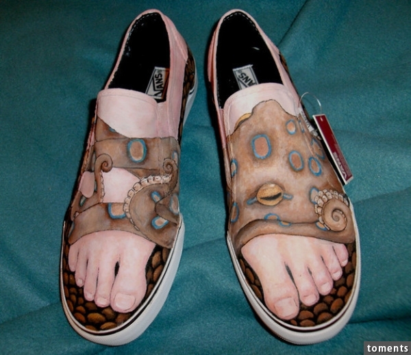 Menschen malen Füße auf Schuhe.