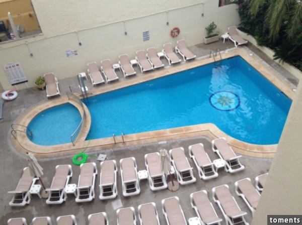 Das ist einfach nur ein Hotelpool.