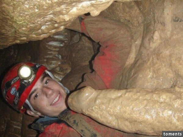 Er ist bei seiner Expedition auf diesen Stein gestoßen.