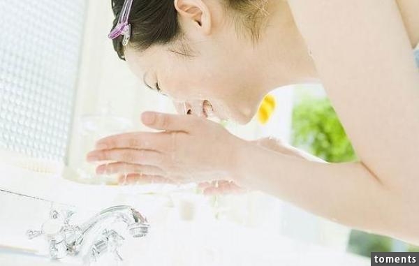 沒想到洗臉就能把黑斑給洗掉！ 關鍵竟然只是在水里加了”這個”！ 試了一周，斑真的淡了好多！ 還好現在知道還不算太晚…