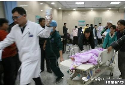 3歲女童被裹著大衣送醫，打開衣服後醫生被眼前一幕震驚了！