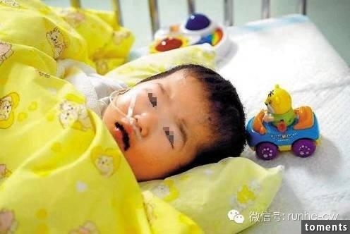 3歲女童被裹著大衣送醫，打開衣服後醫生被眼前一幕震驚了！