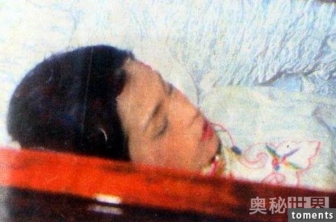 她被譽為最像的“黃蓉”，卻在26歲當紅時自殺，只因為男友做了這件事…死後屍體被層層包住加上封蠟…