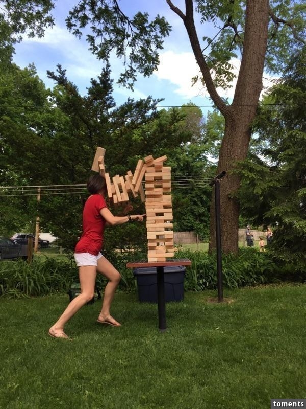 Die Frau, die bei ihrem größten Hobby eine Niederlage erlitt: Mit einem lebensgroßen Jenga-Spiel zu spielen.