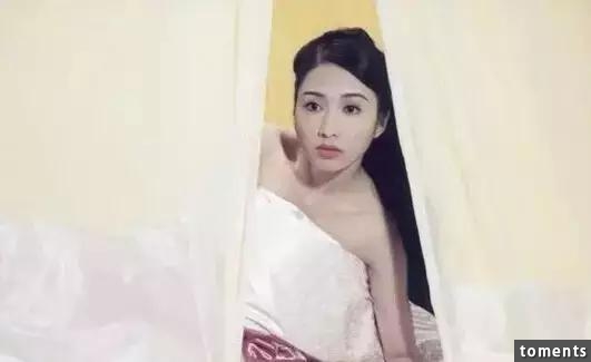 古惑仔『小結巴』44歲了，一路走來完全沒老過，不僅身材沒走樣，人還美得像少女一樣！宣布退出娛樂圈的真