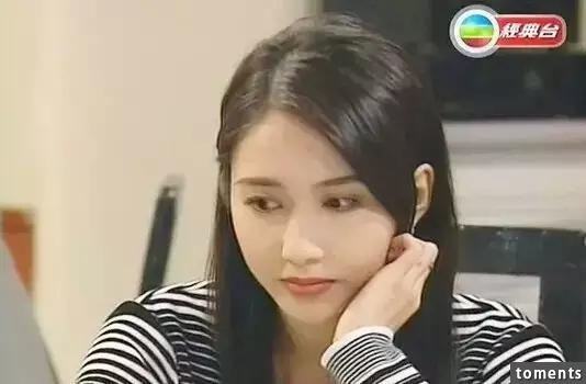 古惑仔『小結巴』44歲了，一路走來完全沒老過，不僅身材沒走樣，人還美得像少女一樣！宣布退出娛樂圈的真
