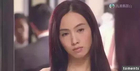 古惑仔『小結巴』44歲了，一路走來完全沒老過，不僅身材沒走樣，人還美得像少女一樣！宣布退出娛樂圈的真