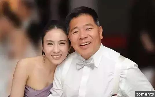 古惑仔『小結巴』44歲了，一路走來完全沒老過，不僅身材沒走樣，人還美得像少女一樣！宣布退出娛樂圈的真