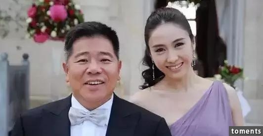 古惑仔『小結巴』44歲了，一路走來完全沒老過，不僅身材沒走樣，人還美得像少女一樣！宣布退出娛樂圈的真