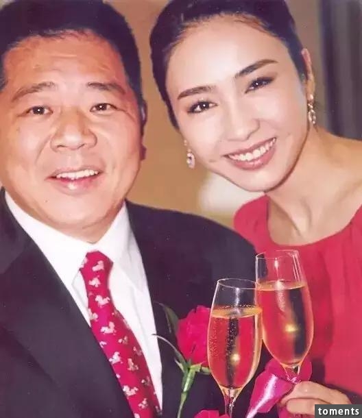 古惑仔『小結巴』44歲了，一路走來完全沒老過，不僅身材沒走樣，人還美得像少女一樣！宣布退出娛樂圈的真