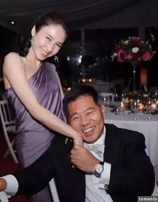 古惑仔『小結巴』44歲了，一路走來完全沒老過，不僅身材沒走樣，人還美得像少女一樣！宣布退出娛樂圈的真