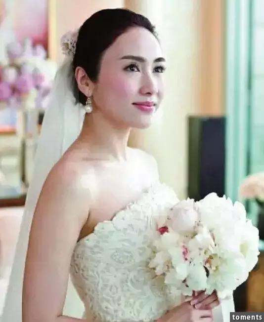 古惑仔『小結巴』44歲了，一路走來完全沒老過，不僅身材沒走樣，人還美得像少女一樣！宣布退出娛樂圈的真