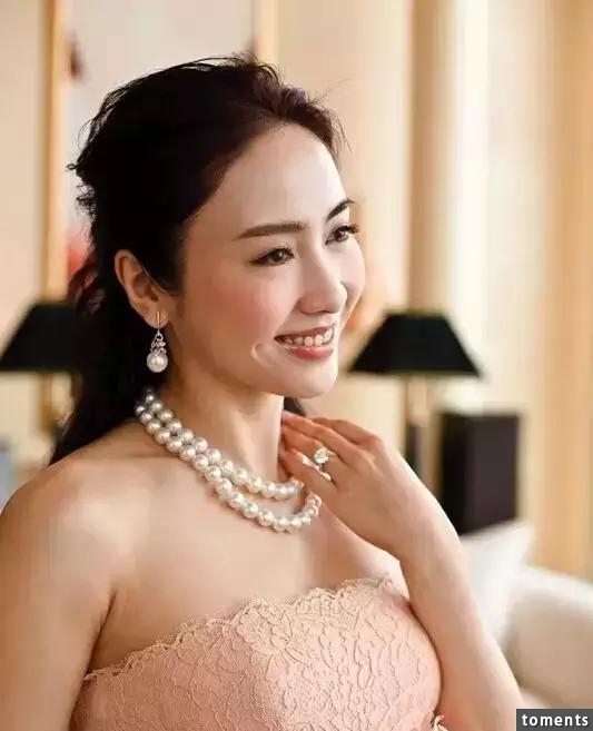 古惑仔『小結巴』44歲了，一路走來完全沒老過，不僅身材沒走樣，人還美得像少女一樣！宣布退出娛樂圈的真