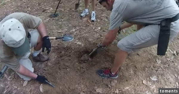 他們提著一個儀器在樹林中來回走最終發現的東西令他們驚訝不已