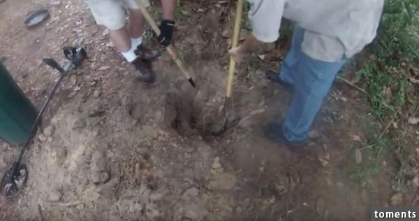 他們提著一個儀器在樹林中來回走最終發現的東西令他們驚訝不已