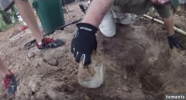 他們提著一個儀器在樹林中來回走最終發現的東西令他們驚訝不已