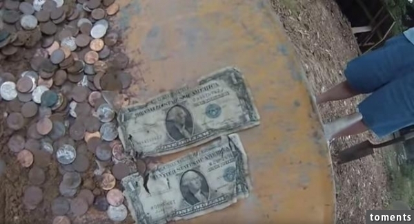 他們提著一個儀器在樹林中來回走最終發現的東西令他們驚訝不已