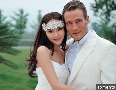 她是北京小妞，苦情女王，頭婚兩年睡不到五次，再婚嫁外國猛男
