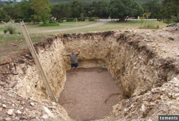 男子在家附近挖了一個巨坑，如果你在場你一定會很羨慕他！