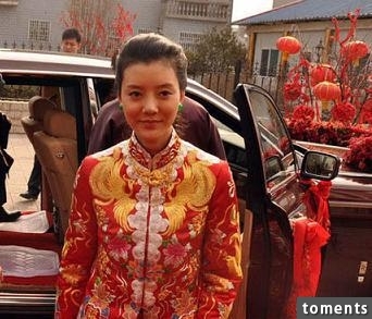 她因成龍“禍害”嫁土豪，又因流產而離婚，被傳億元分手費遭非議
