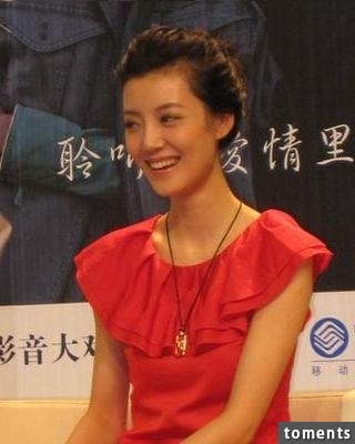 她因成龍“禍害”嫁土豪，又因流產而離婚，被傳億元分手費遭非議