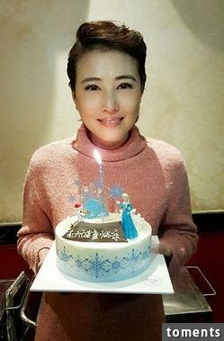她年近50歲依然美艷如少女，曾身患惡疾花光家財，至今未婚不育