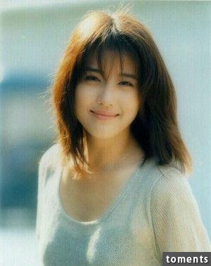 她年近50歲依然美艷如少女，曾身患惡疾花光家財，至今未婚不育
