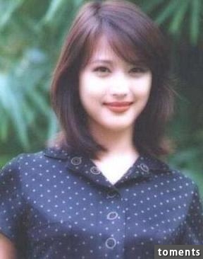 她年近50歲依然美艷如少女，曾身患惡疾花光家財，至今未婚不育