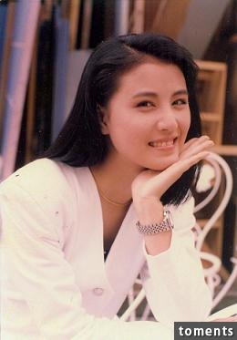 她年近50歲依然美艷如少女，曾身患惡疾花光家財，至今未婚不育
