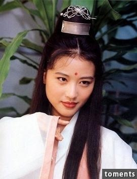 她年近50歲依然美艷如少女，曾身患惡疾花光家財，至今未婚不育