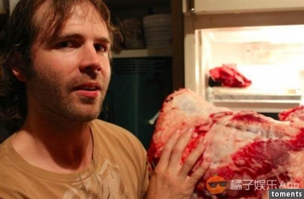 國外一名男子7年來只吃生肉配血水,體格強壯無人能敵。(圖/橘子娛樂) 國外一名男子7年來只吃生肉配血水,體格強壯無人能敵。(圖/橘子娛樂)