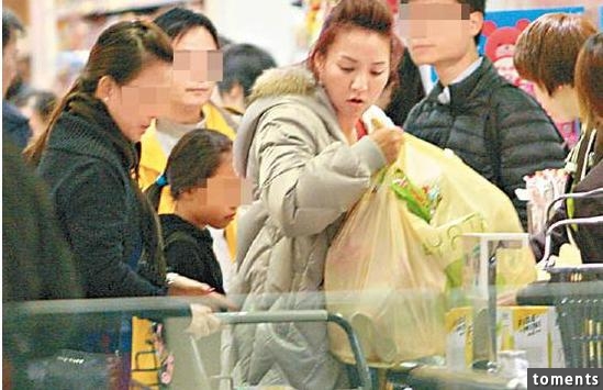 還記得她嗎？曾經是億萬富婆！老公養小三後被甩，現在竟然變成這樣...太可惡了！