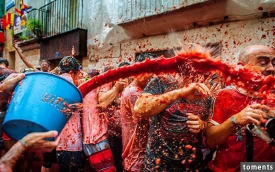 世界上最髒最亂的節日！第7個竟然要脫了衣服做那種事……網友直呼：好爽啊！打死你也不敢去！