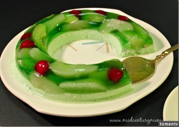 Make your Jell-O into a festive wreath.