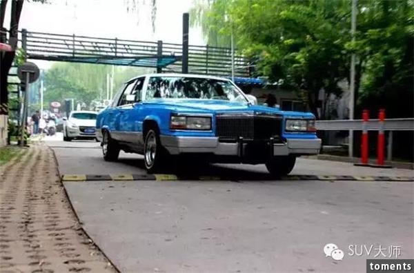 90%車主都不知道，原來這樣過減速帶會傷車