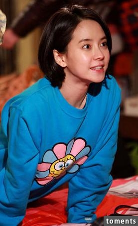 她被稱純天然最美身材女星，參加“跑男”走紅，伊能靜以像她為榮