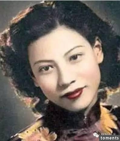 她是香港著名鬼后，出道65年演過千部影視劇，年過八旬至今未婚
