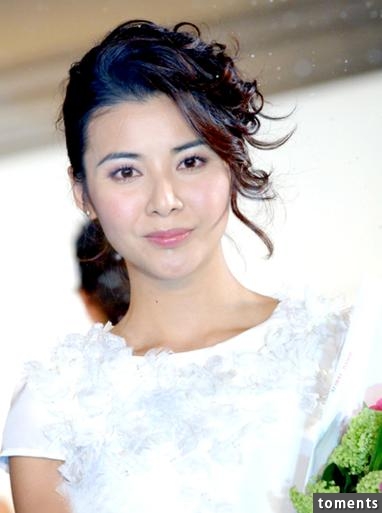 她是鄭伊健最終選擇的妻子，不願生小孩，被爆曾拍三級片