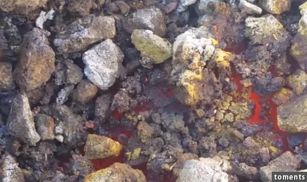 男子收集荒野的石頭，沒想到竟然鍛造出一枚銀戒！