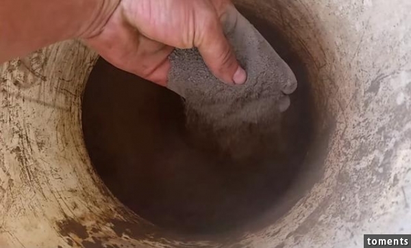 男子收集荒野的石頭，沒想到竟然鍛造出一枚銀戒！