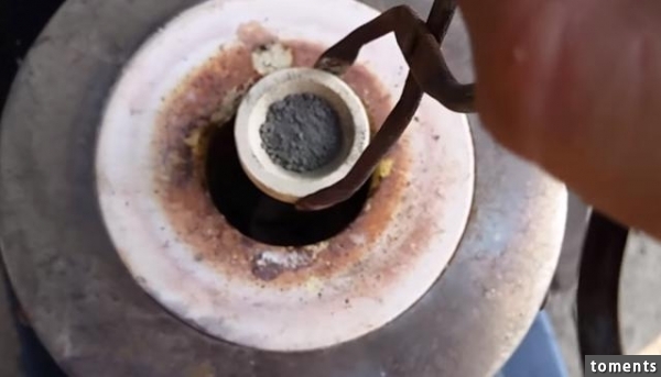 男子收集荒野的石頭，沒想到竟然鍛造出一枚銀戒！