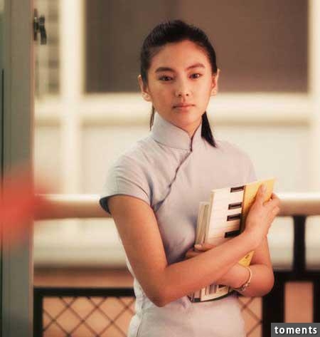 她脾氣暴躁，星爺身邊新一任星女郎，丈夫嫖娼被抓致兩人離婚