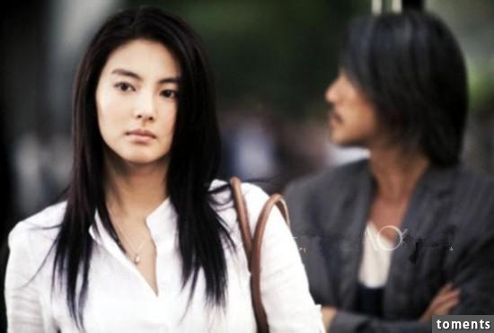 她脾氣暴躁，星爺身邊新一任星女郎，丈夫嫖娼被抓致兩人離婚