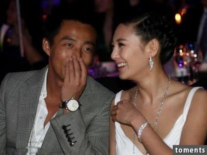 她脾氣暴躁，星爺身邊新一任星女郎，丈夫嫖娼被抓致兩人離婚
