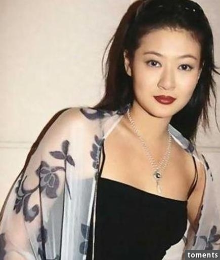 17歲被母親逼入情色影視圈，嫁入豪門卻變癲王，29歲香消玉隕