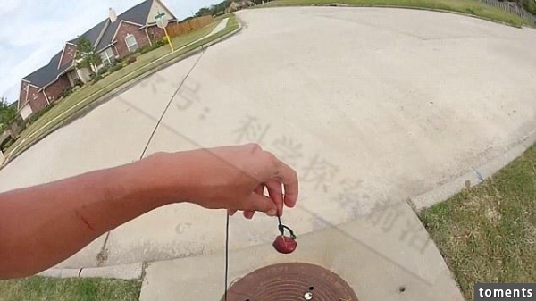 男子趴在下水道路人都說他瘋了，沒想拿起來的東西讓人羨慕妒忌！