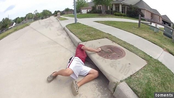 男子趴在下水道路人都說他瘋了，沒想拿起來的東西讓人羨慕妒忌！
